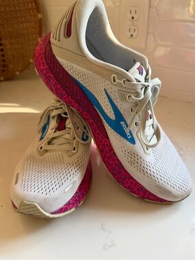 Brooks Adrenaline GTS 22 Women’s Size 10 White Pink Blue Leopard Running Shoes